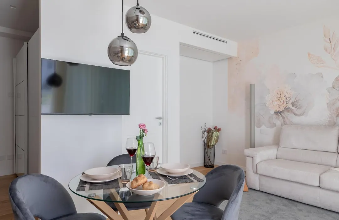 Iflat Modern Sunlit Studio Apt By The Colosseum-1