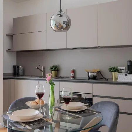 Iflat Modern Sunlit Studio Apt By The Colosseum-2