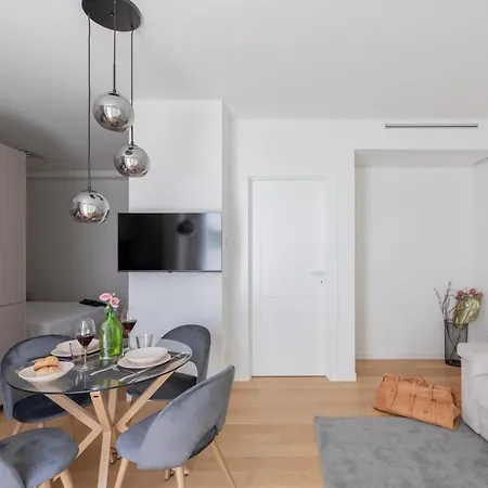 Iflat Modern Sunlit Studio Apt By The Colosseum-3